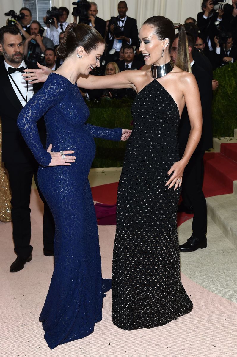 Эмили Блант и Оливия Уайлд на Met Gala 2016