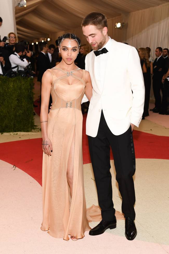 Всегда вместе: с кем пришли на Met Gala 2016 Роберт Паттинсон, Джиджи Хадид, Джейсон Стэтхэм и другие звезды