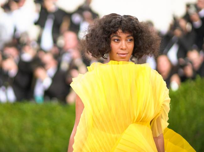 Met Gala 2016: Кристен Стюарт, Ирина Шейк, Николь Кидман и другие звезды, чьи наряды назвали нелепыми