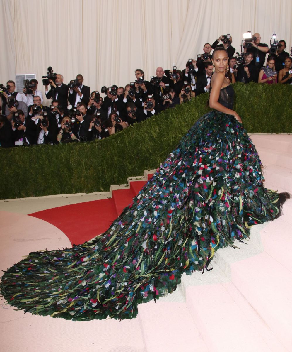 Платье-павлин: Зои Салдана в роскошном наряде от Dolce & Gabbana на Met Gala 2016