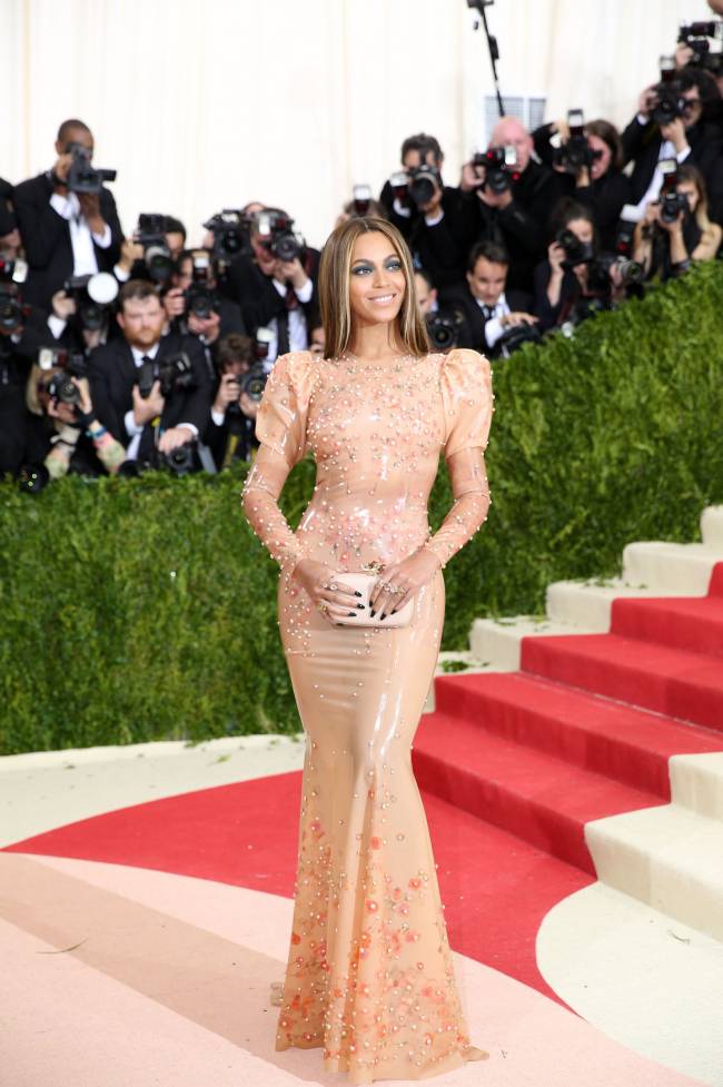 Самые стильные: Сара Джессика Паркер, Даутцен Крус, Эмма Уотсон и другие звезды блистают на Met Gala 2016