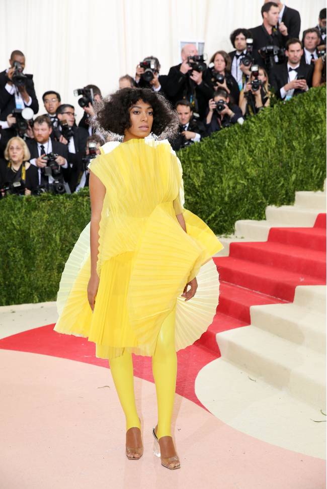 Met Gala 2016: Кристен Стюарт, Ирина Шейк, Николь Кидман и другие звезды, чьи наряды назвали нелепыми