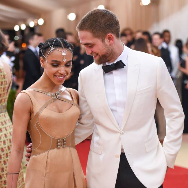 Всегда вместе: с кем пришли на Met Gala 2016 Роберт Паттинсон, Джиджи Хадид, Джейсон Стэтхэм и другие звезды