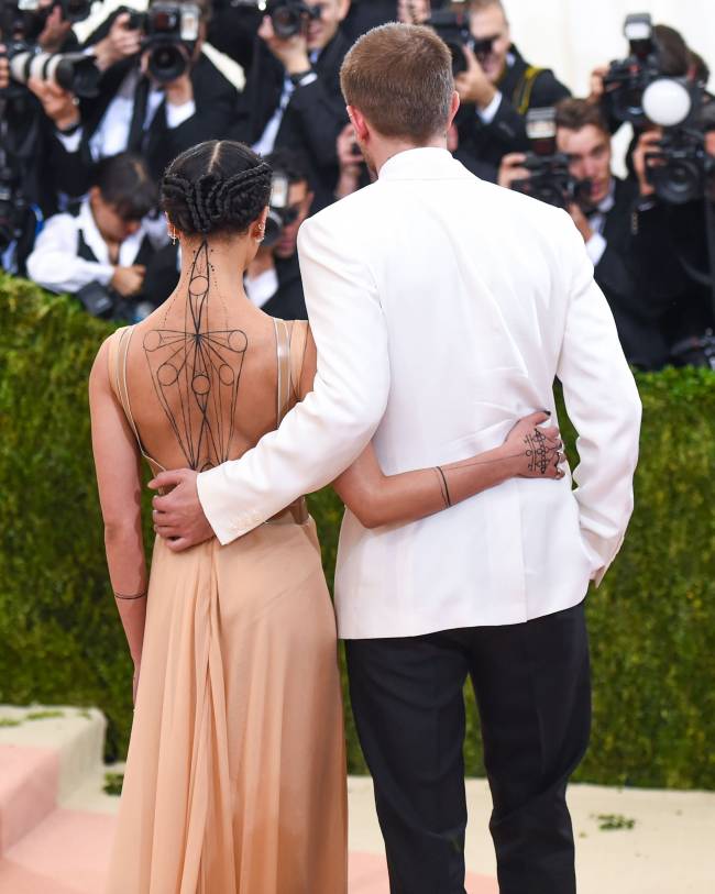 Всегда вместе: с кем пришли на Met Gala 2016 Роберт Паттинсон, Джиджи Хадид, Джейсон Стэтхэм и другие звезды