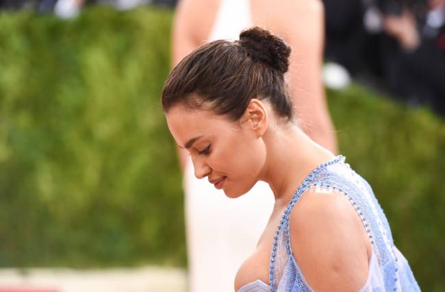 Met Gala 2016: Кристен Стюарт, Ирина Шейк, Николь Кидман и другие звезды, чьи наряды назвали нелепыми