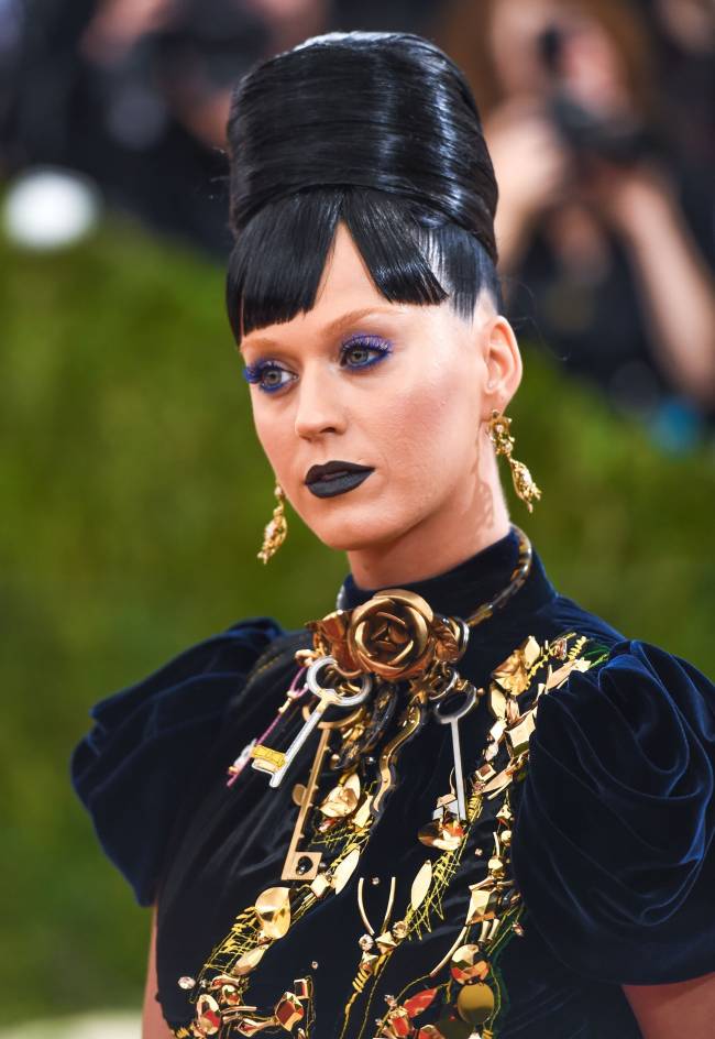 Met Gala 2016: Кристен Стюарт, Ирина Шейк, Николь Кидман и другие звезды, чьи наряды назвали нелепыми