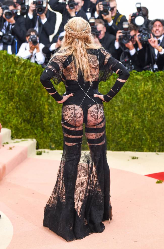 Cкандальные наряды Мадонны и Леди Гаги шокировали публику Met Gala 2016