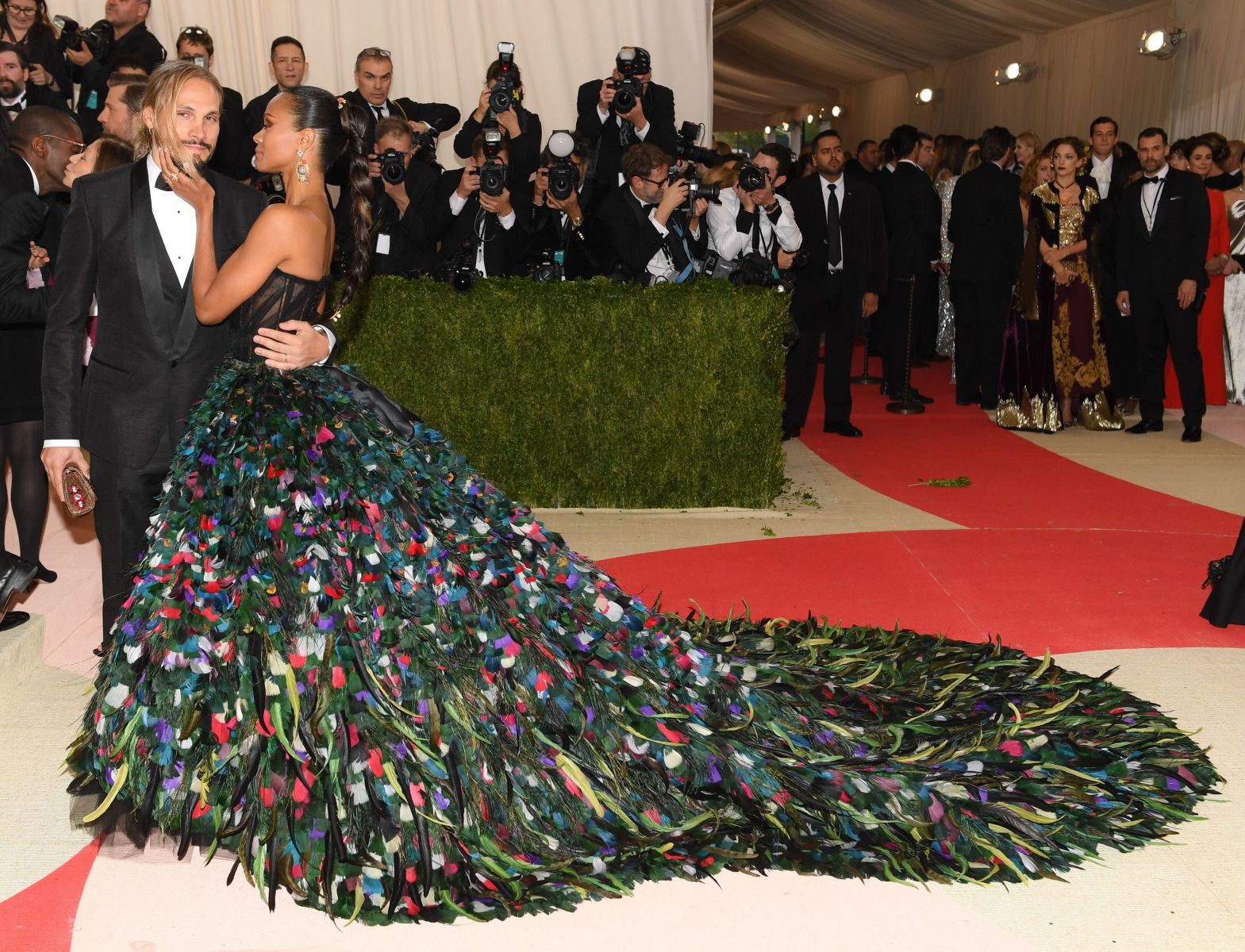 Платье-павлин: Зои Салдана в роскошном наряде от Dolce & Gabbana на Met Gala 2016