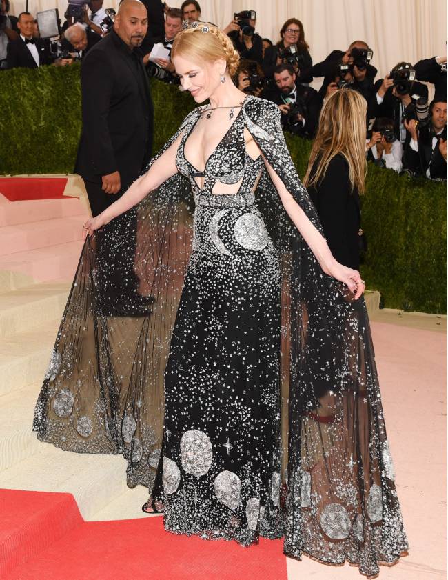 Met Gala 2016: Кристен Стюарт, Ирина Шейк, Николь Кидман и другие звезды, чьи наряды назвали нелепыми