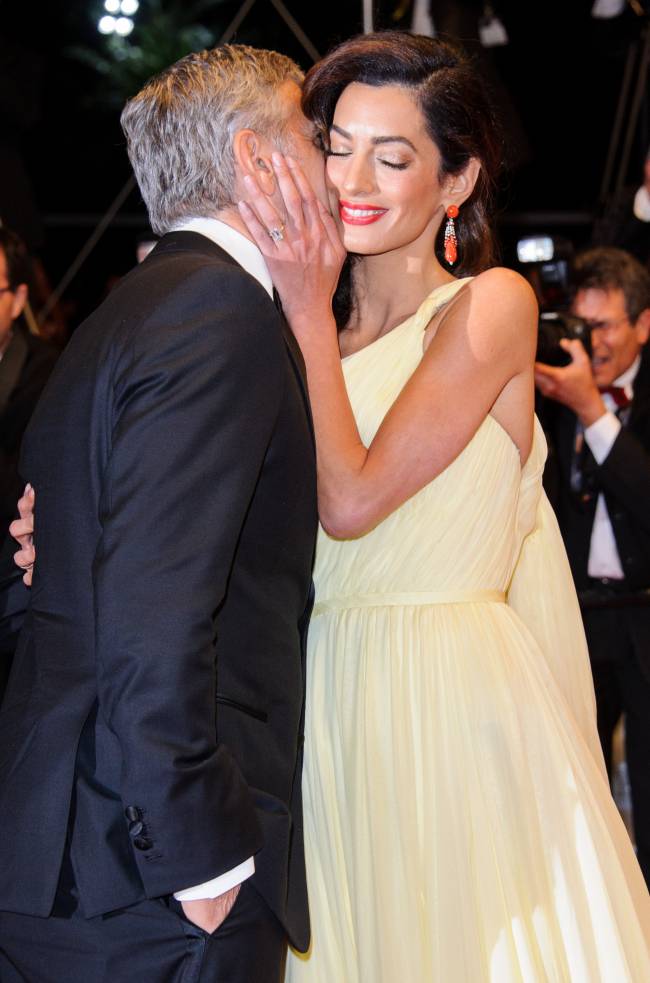 У них будет двойня: о беременности Амаль Клуни заговорили в прямом эфир