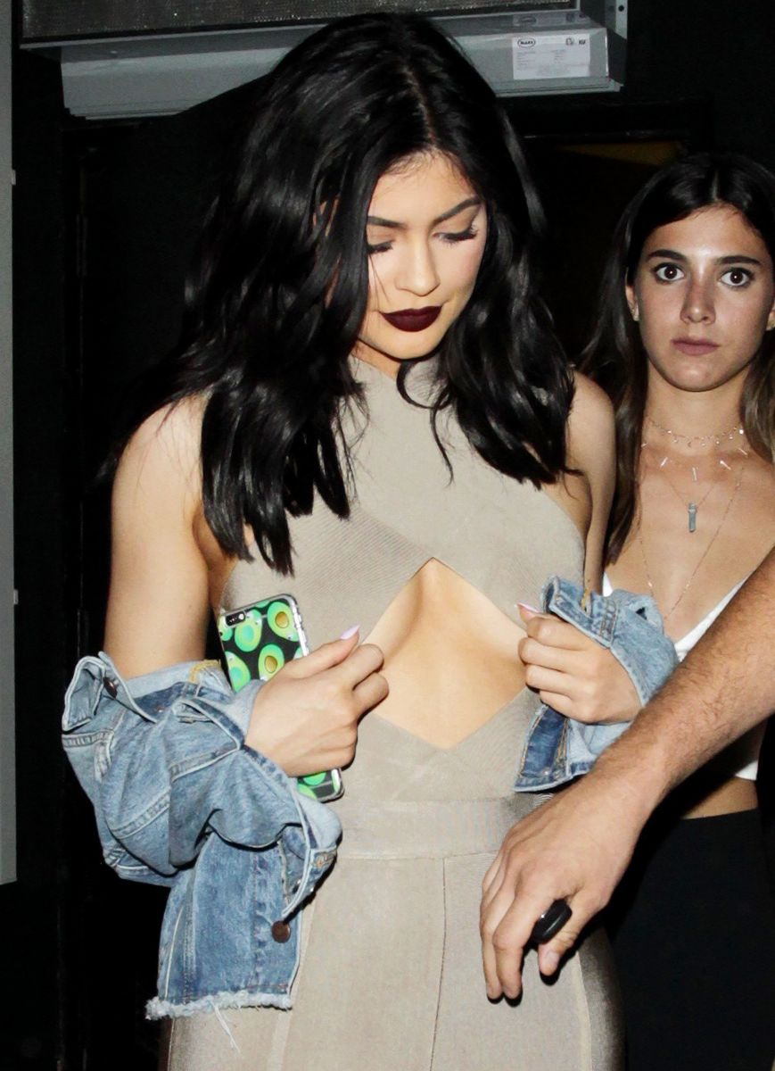 Кайли Дженнер вышла в свет с оголенной грудью