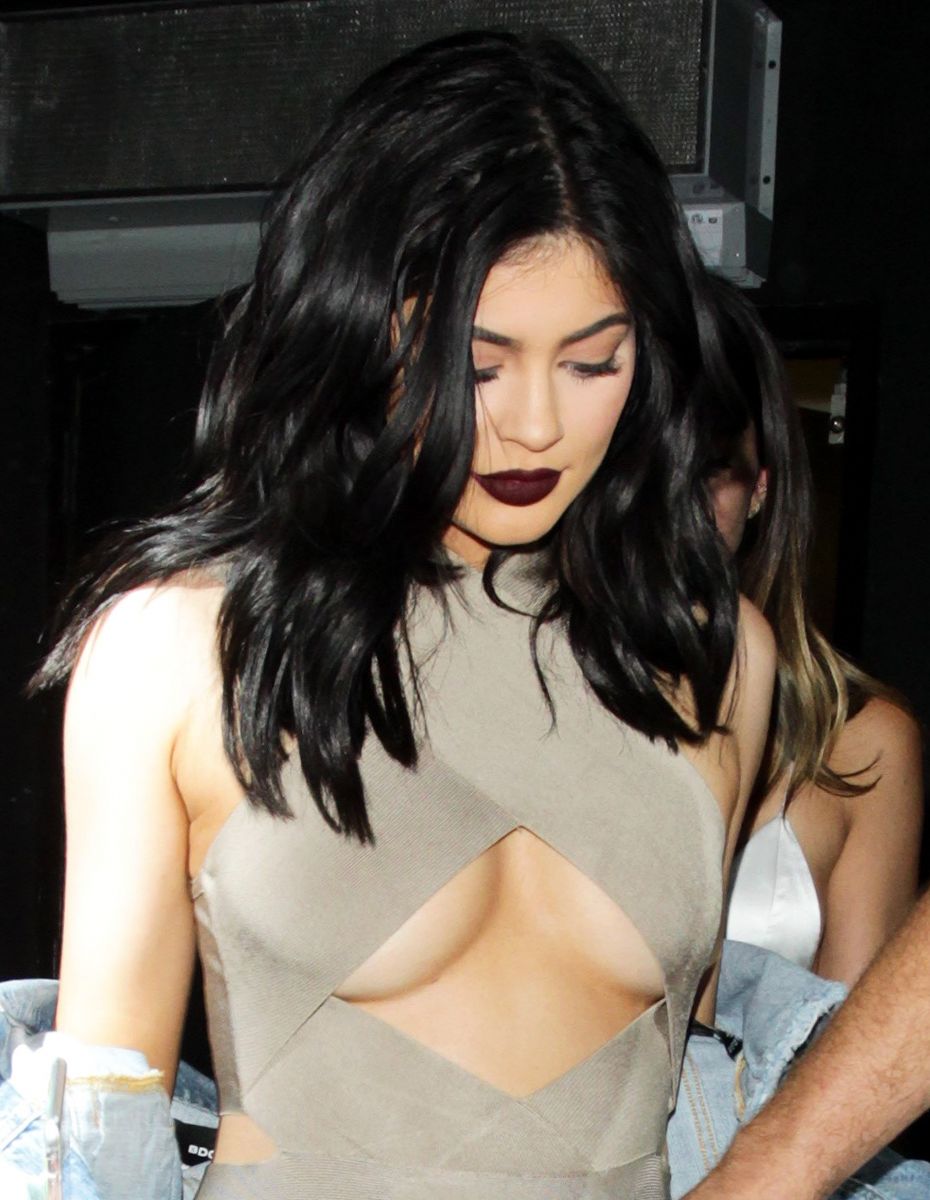 Кайли Дженнер вышла в свет с оголенной грудью