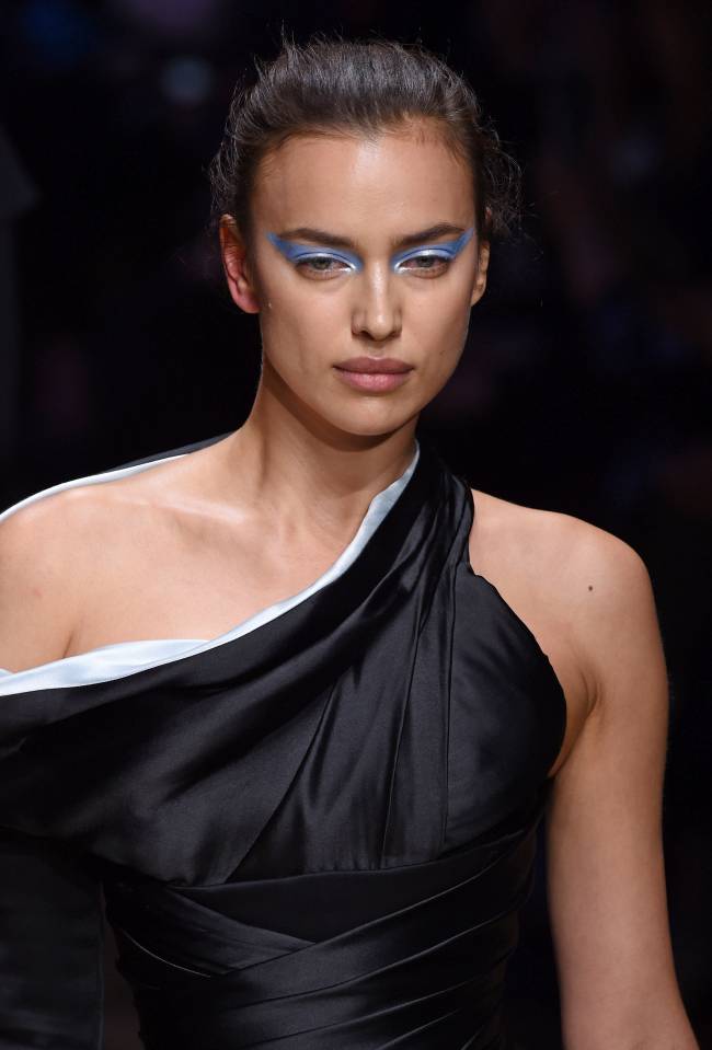 Ирина Шейк блистает на показе Versace