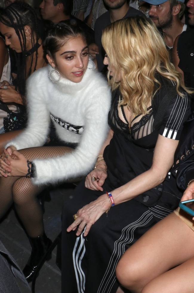 Мадонна хочет усыновить двоих детей - СМИ