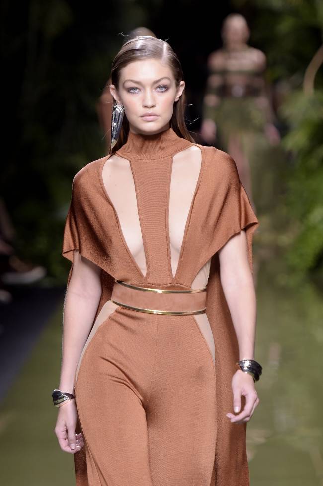 Джиджи Хадид восхищает красотой и элегантностью на показе Balmain