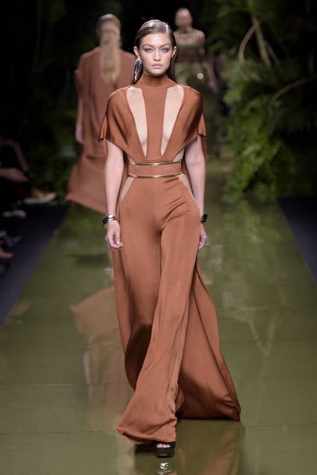 Джиджи Хадид восхищает красотой и элегантностью на показе Balmain