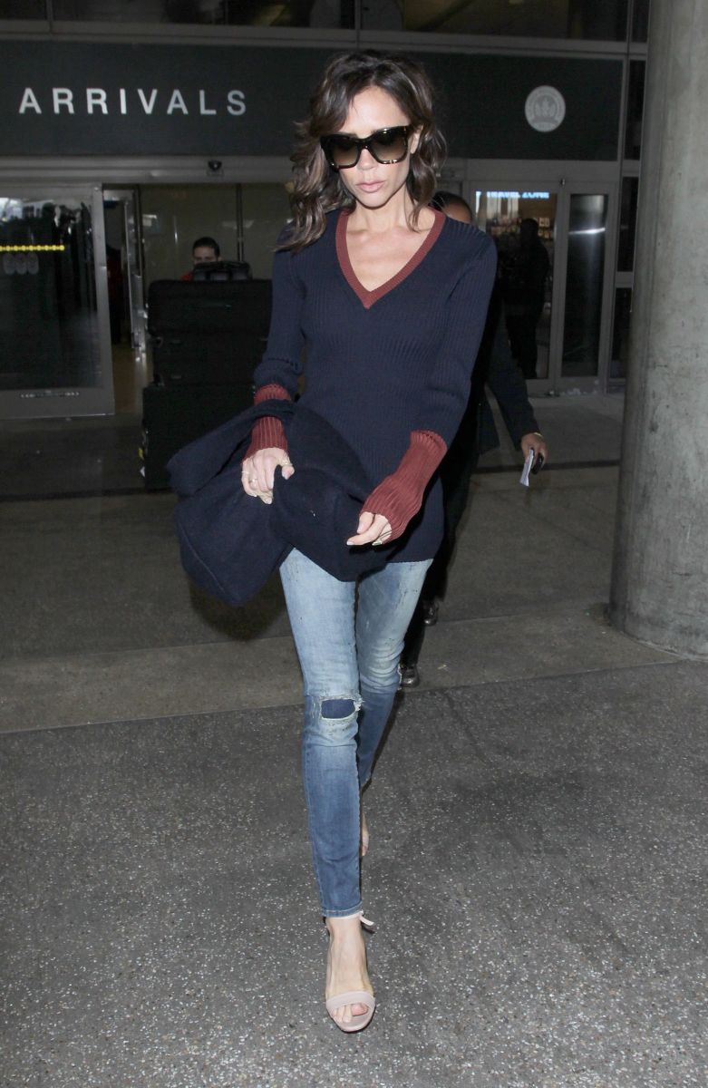 Рваные джинсы и теплый свитер: Виктория Бекхэм восхищает идеальным стилем