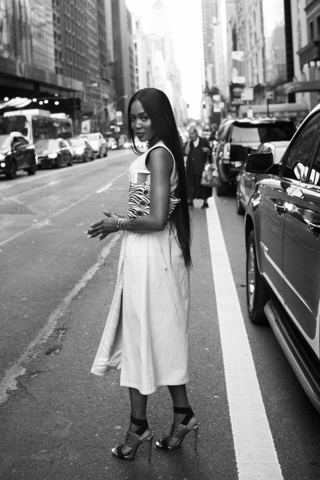 Стильно и роскошно: Наоми Кэмпбелл восхищает публику в белоснежном наряде