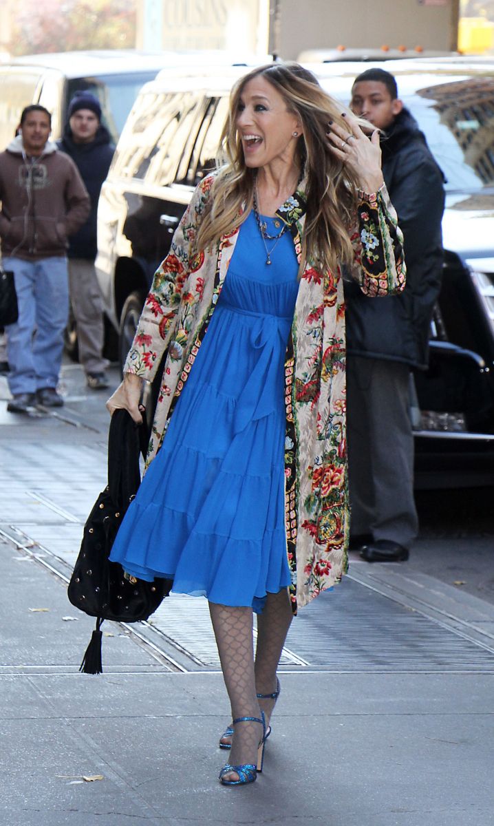 Свежа и улыбчива: Сара Джессика Паркер гуляет по Нью-Йорку в ярком наряде
