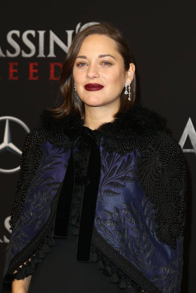 Беременная Марион Котийяр блистает на красной дорожке в элегантном наряде Andrew GN