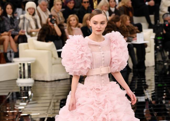 Роскошный выход: Лили-Роуз Депп покорила публику на показе Chanel