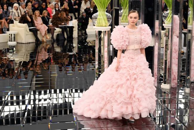 Роскошный выход: Лили-Роуз Депп покорила публику на показе Chanel
