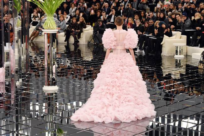 Роскошный выход: Лили-Роуз Депп покорила публику на показе Chanel