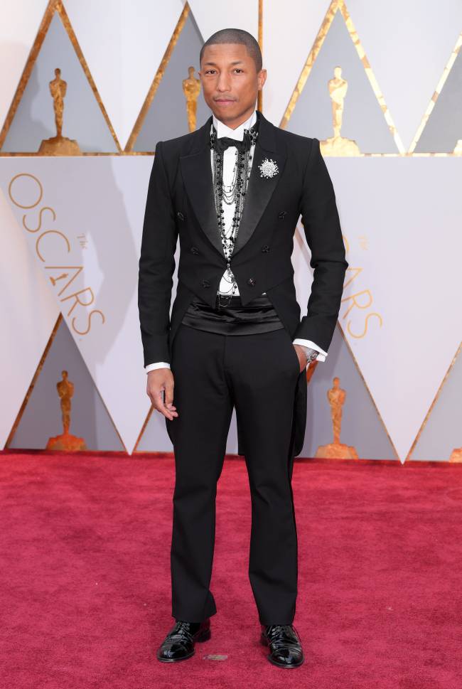 Сила смокинга: актеры, покорившие красную дорожку "Оскара-2017" бессменной классикой