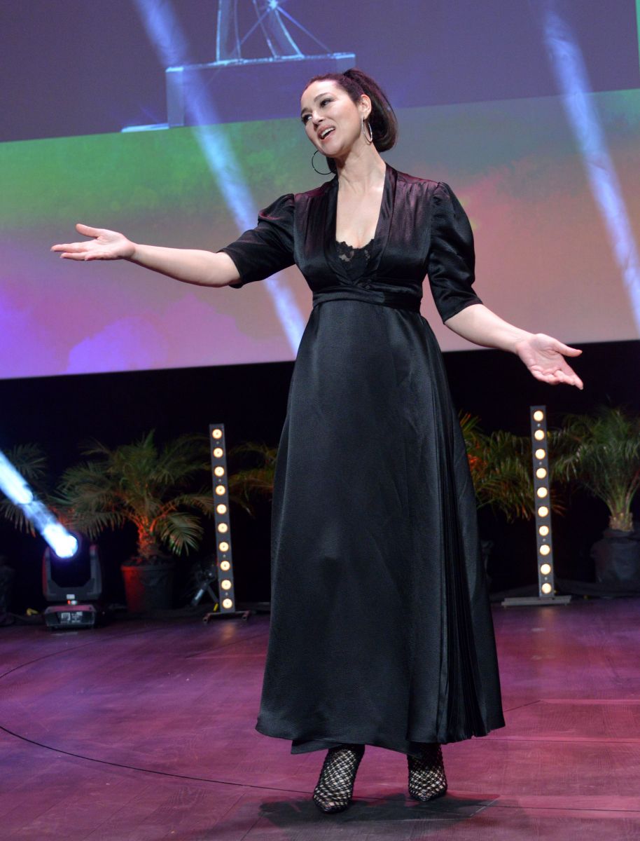 Моника Беллуччи покоряет роскошным платьем с глубоким декольте