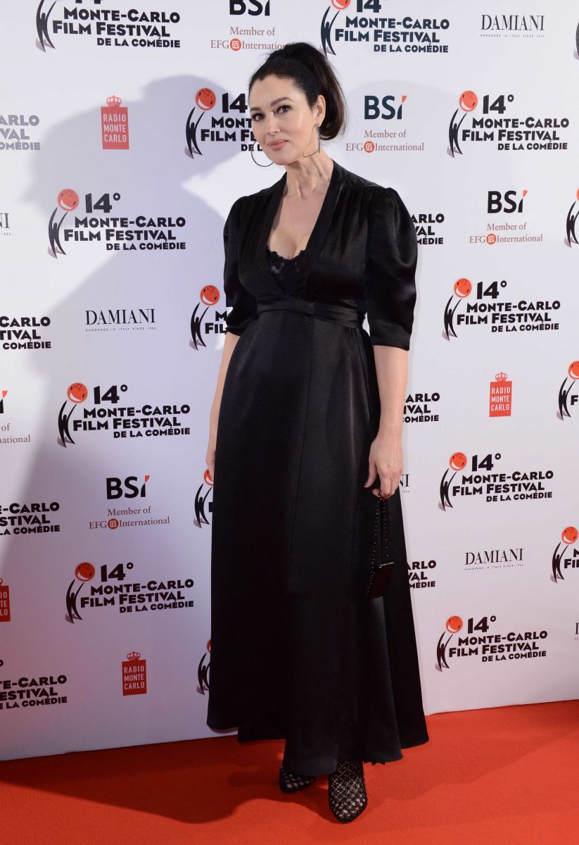 Моника Беллуччи покоряет роскошным платьем с глубоким декольте