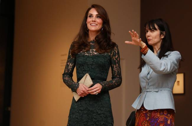 Кружева и крупные украшения: Кейт Миддлтон произвела фурор роскошным нарядом