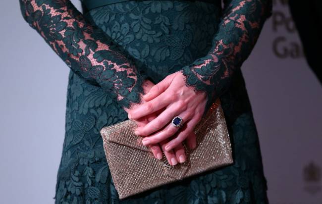Кружева и крупные украшения: Кейт Миддлтон произвела фурор роскошным нарядом