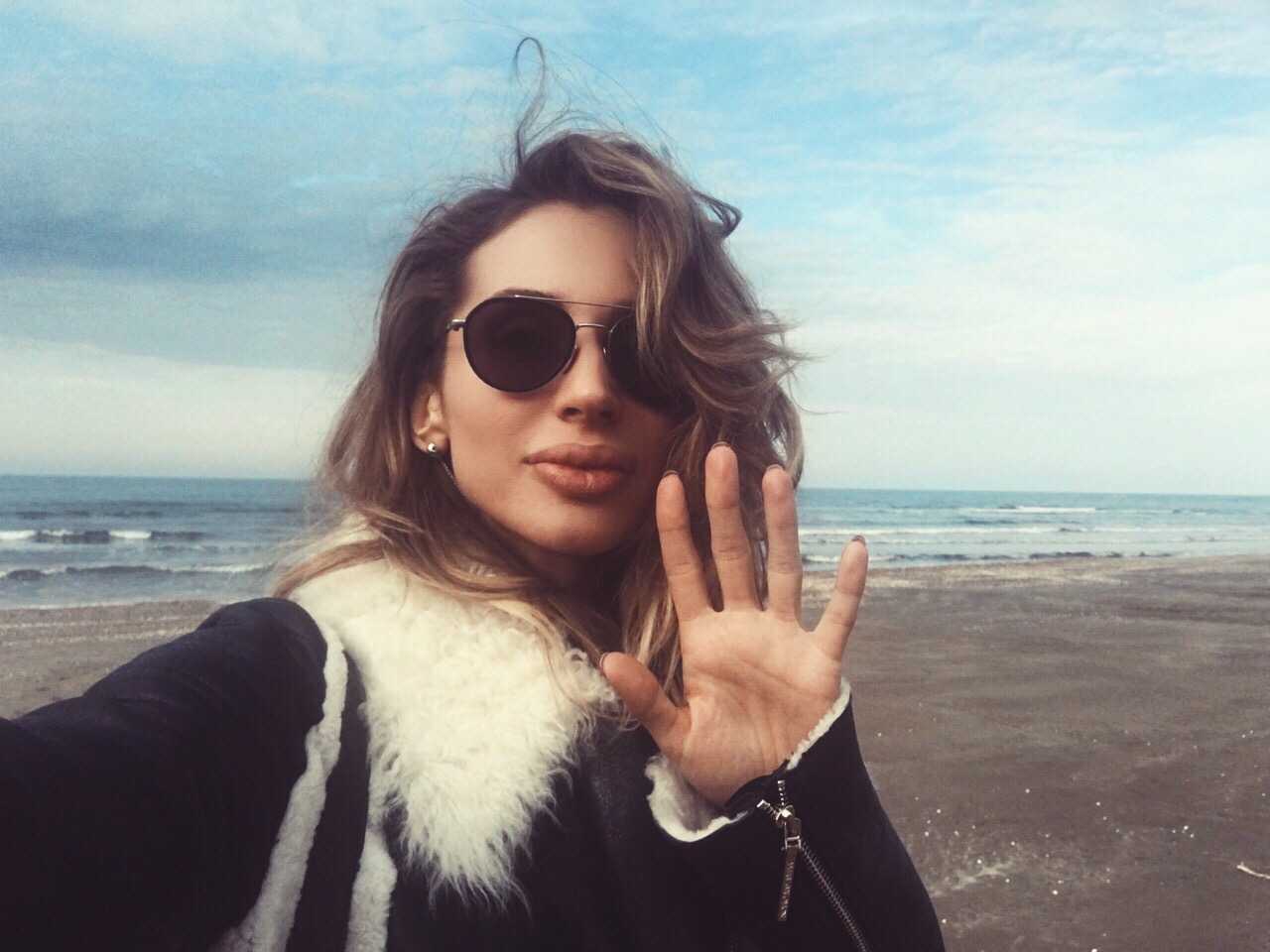 Loboda сфотографировалась на берегу Каспийского моря