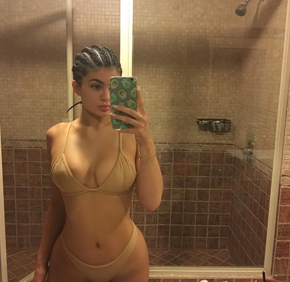 Привет из душа: Кайли Дженнер позирует в сексуальном бикини