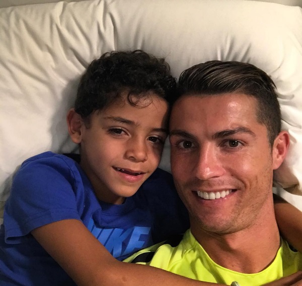 Постельное селфи: Криштиану Роналду опубликовал нежное фото с сыном