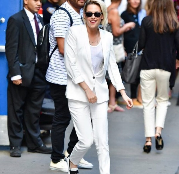 Мисс элегантность: Кристен Стюарт блистает в белоснежном костюме