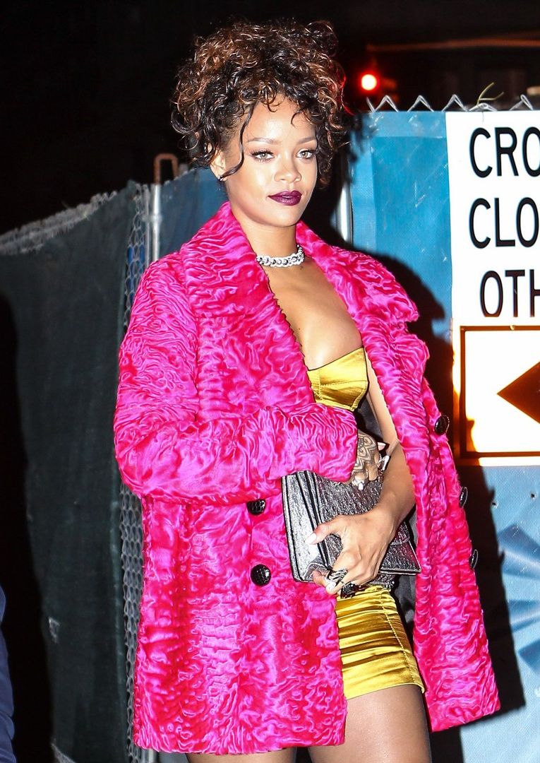 Рианна появилась на публике в откровенном мини Рианна появилась на публике в откровенном мини