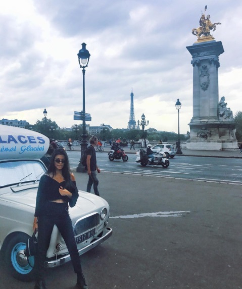 Парижский соблазн: Кортни Кардашьян позирует в сексуальном нижнем белье