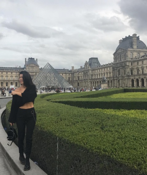 Парижский соблазн: Кортни Кардашьян позирует в сексуальном нижнем белье