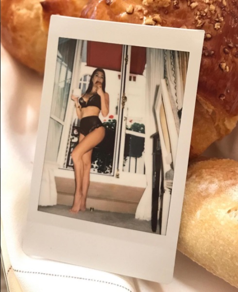 Парижский соблазн: Кортни Кардашьян позирует в сексуальном нижнем белье