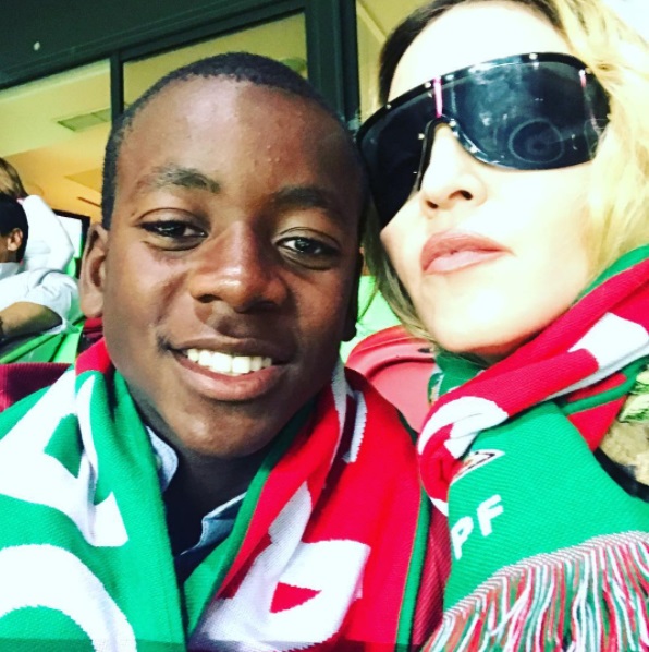 На радость маме: сын Мадонны спел и сыграл на пианино