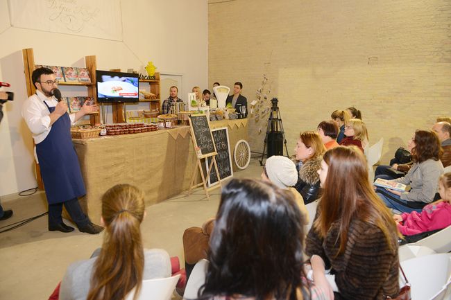 Руслан Сеничкин презентовал второй тираж своей кулинарной книги и угощал гостей джемом из хурмы