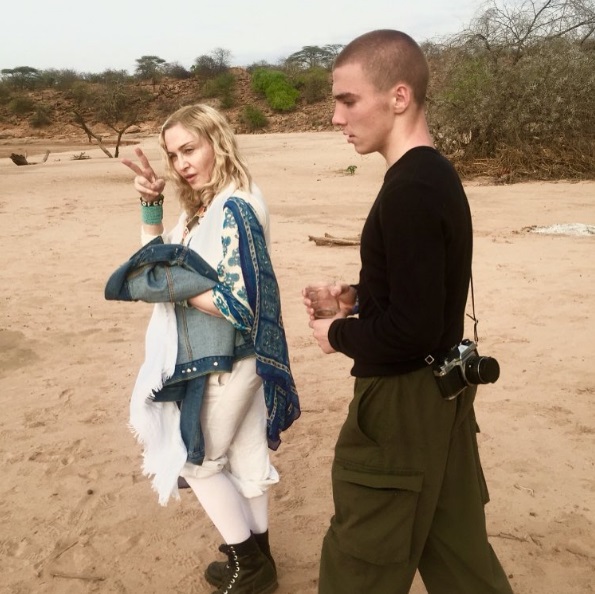 Мадонна удочерит девочек-близняшек из Малави