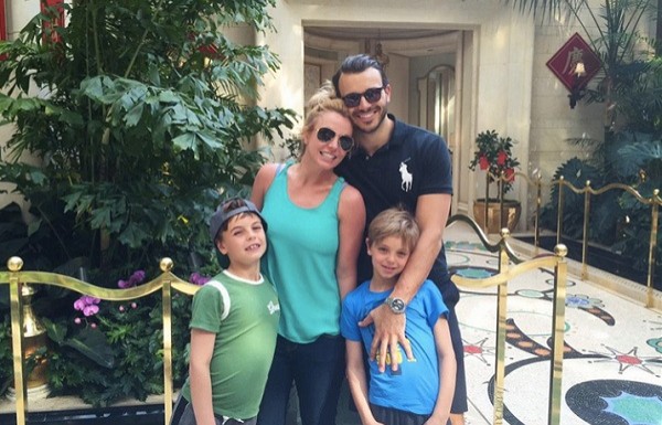 СМИ: Бритни Спирс рассталась с Чарли Эберсолом