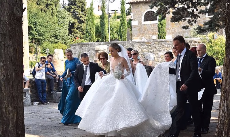 Эта тяжелая мода: наследница бренда Swarovski вышла замуж в платье весом 46 килограммов