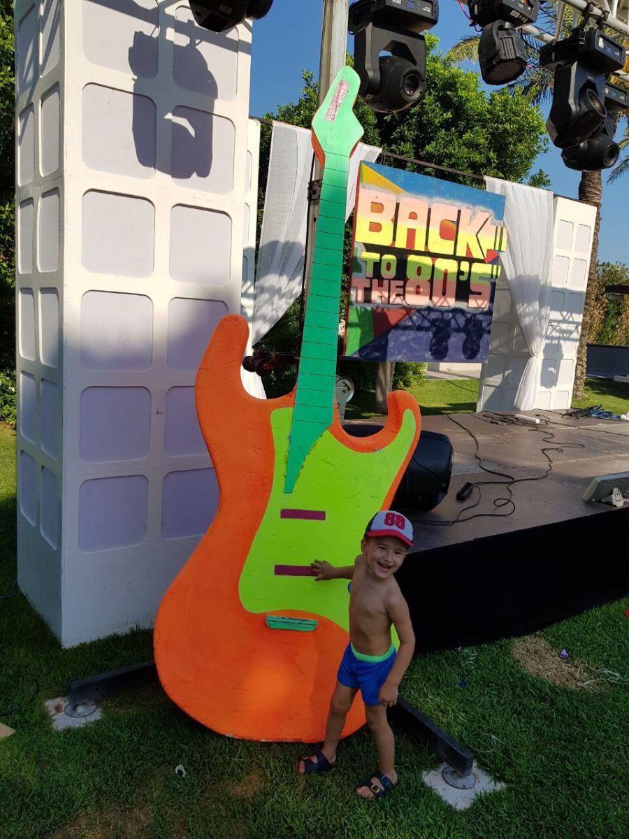 Секси-мама: Алена Омаргалиева в ярко-красном купальнике на отдыхе в Турции