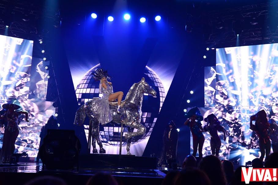 Ведущая &quot;Viva! Самые красивые-2017&quot; Оля Полякова эффектно появилась на сцене на коне