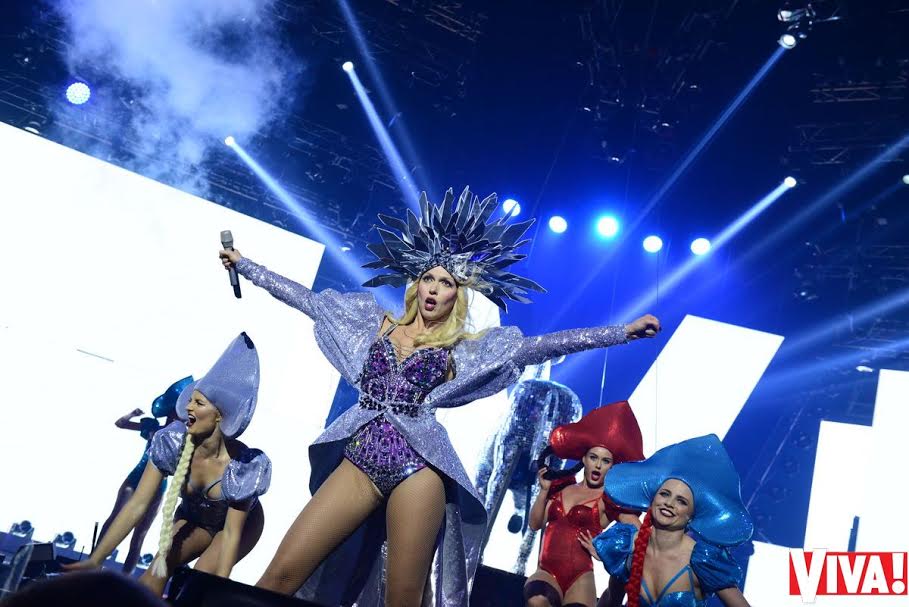 Ведущая &quot;Viva! Самые красивые-2017&quot; Оля Полякова эффектно появилась на сцене на коне