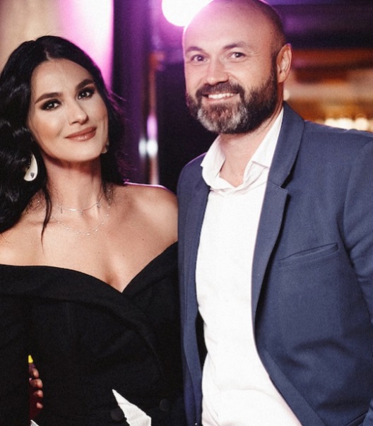 Маша Ефросинина вышла в свет в соблазнительном платье с оголенным и плечами