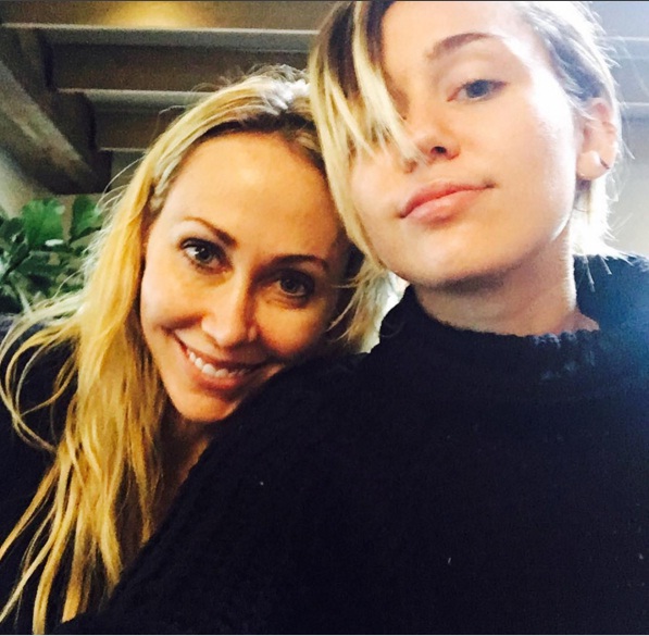 Эпатажная Майли Сайрус растрогала поклонников селфи с мамой